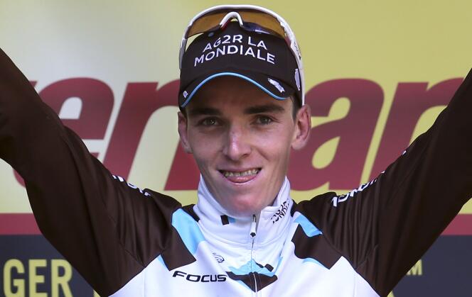 Romain Bardet sur le podium à l'issue de sa victoire d'étape à Saint-Jean-de-Maurienne.