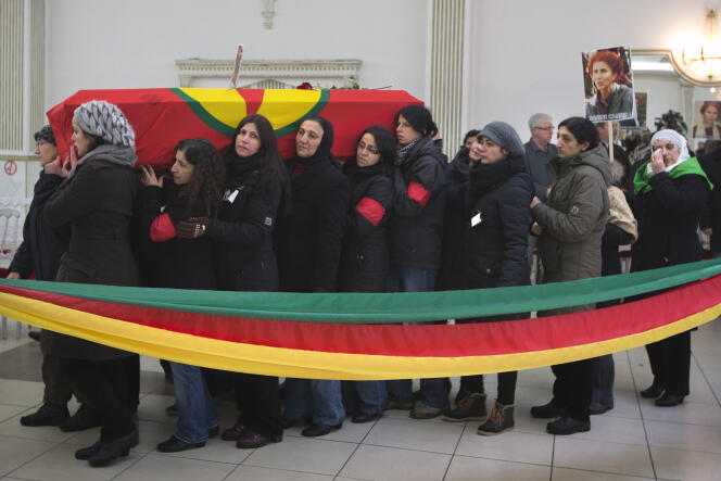 Le cercueil de l'une des trois militantes kurdes assassinées, à Villiers-le-Bel (Val-d'Oise), le 15 janvier 2013.