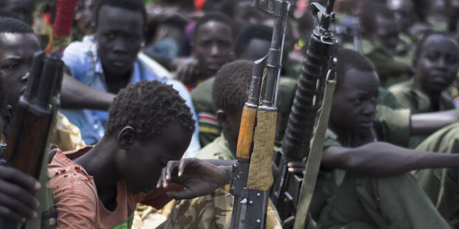 En février 2015, à Pibor, au Soudan du Sud, de jeunes rebelles remettent leurs armes dans le cadre d’un programme de désarmement, démobilisation et réintégration mené par l’Unicef.
