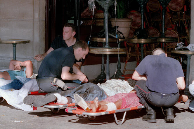 Des personnes blessées après l'attentat du RER Saint-Michel, le 25 juillet 1995 à Paris.