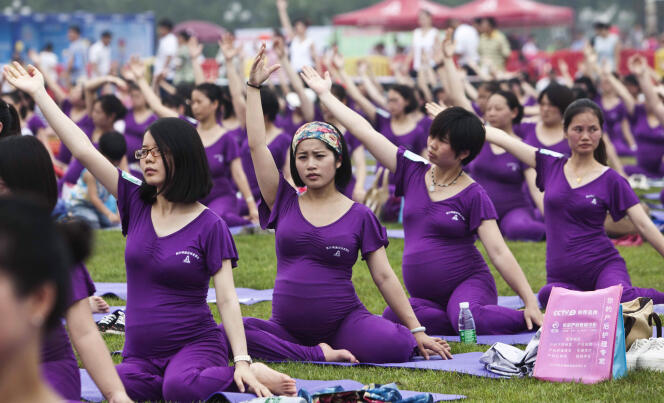 <p>Des femmes participent au record mondial du plus grand cours de yoga prénatal, </p><p>à Changsha, dans l’est de la Chine, en juin 2014.</p>