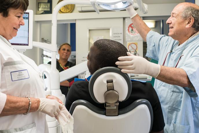 Téléchargement gratuit Images Un Cabinet De Dentiste Ambulant Pour Soigner Les Plus Demunis le plus cool par