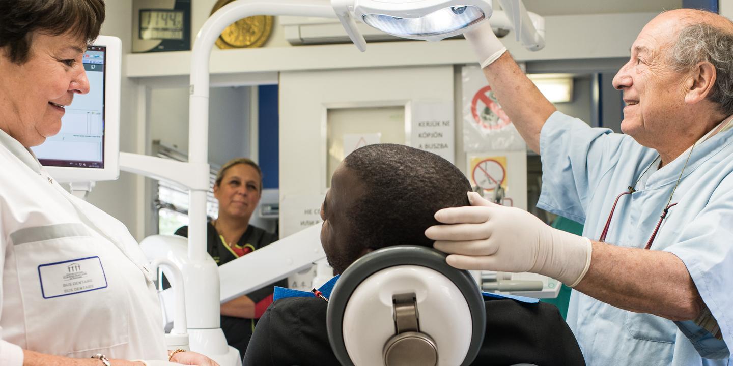 Un Cabinet De Dentiste Ambulant Pour Soigner Les Plus Demunis