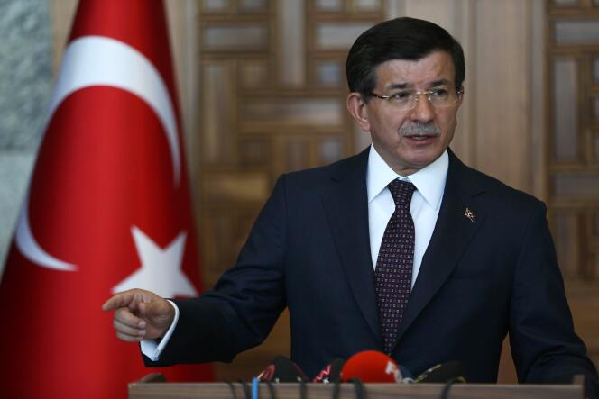 Le premier ministre a justifié l’offensive lancée contre les djihadistes de l’EI par l’attentat-suicide meurtrier de Suruç (Sud) il y a une semaine, attribué à l’EI et la mort d’un soldat turc tué par des djihadistes jeudi.