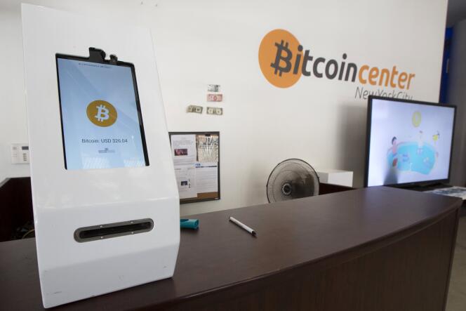 Un distributeur automatique de bitcoins, à New York en juillet  2015.