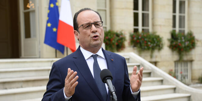 Francois Hollande devant la préfecture de Cote d'Or et de Bourgogne, le 23 juillet.