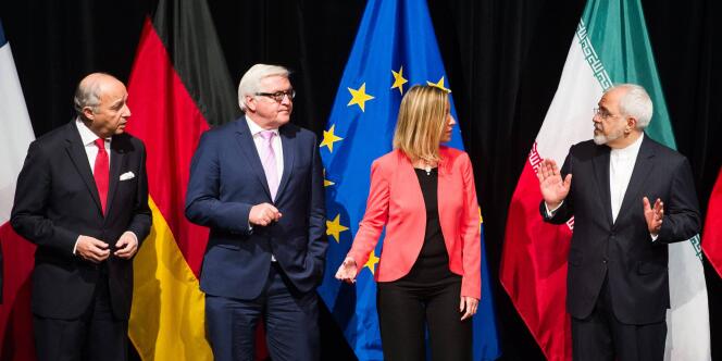 Laurent Fabius avec ses homologues allemand et iranien, Frank-Walter Steinmeier et Mohammad Zarif, avec la chef de la diplomatie européenne, Federica Mogherini, à Vienne, le 14 juillet.