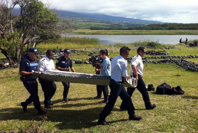 La police transporte le débris d’un avion, le 29 juillet à La Réunion.