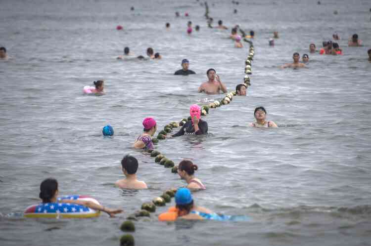 Qingdao, le 24 juillet. Une station balnéaire très fréquentée en Chine.