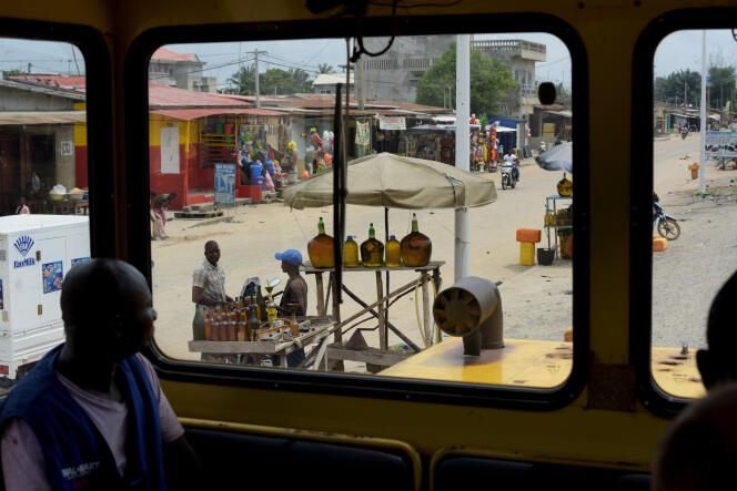La draisine, dans les rues de Cotonou. Le projet Bolloré rappelle l’âge d’or du train au Bénin, quand une demi-douzaine de convois partaient chaque jour de la capitale économique du pays.