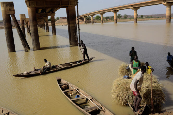 Au dessus du fleuve Niger, un pont relie Malanville, au Bénin, à Gaya, au Niger.