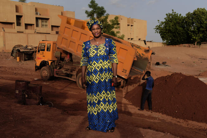 A Gaya, le 16 juin, Alizéta Ouédraogo,  une femme d'affaires burkinabe, a remporté l'appel d'offres pour la construction de 74 km de route qui partent de la frontière, traversent Gaya et s'arrêtent à quelques dizaines de kilomètres de Dosso.  Les travaux, prévus pour quinze mois, durent depuis quatre ans.