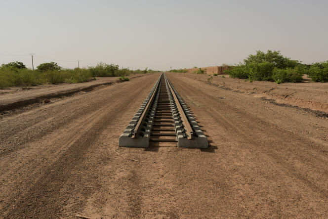 A Dosso, la ligne de chemin de fer en construction. La ville est stratégique car située à 250 km au sud de la capitale du Niger, Niamey, et proche des frontières du Bénin et du Nigéria.