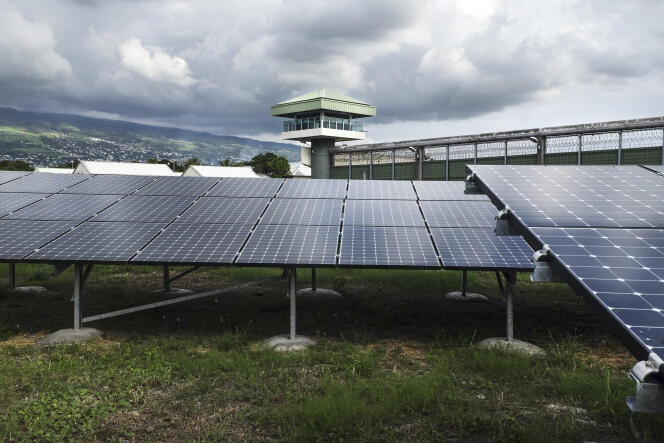 La centrale solaire de Bardzour, construite à côté de la prison du Port (nord-ouest 
de La Réunion), permet à certains détenus de travailler dans ses serres.