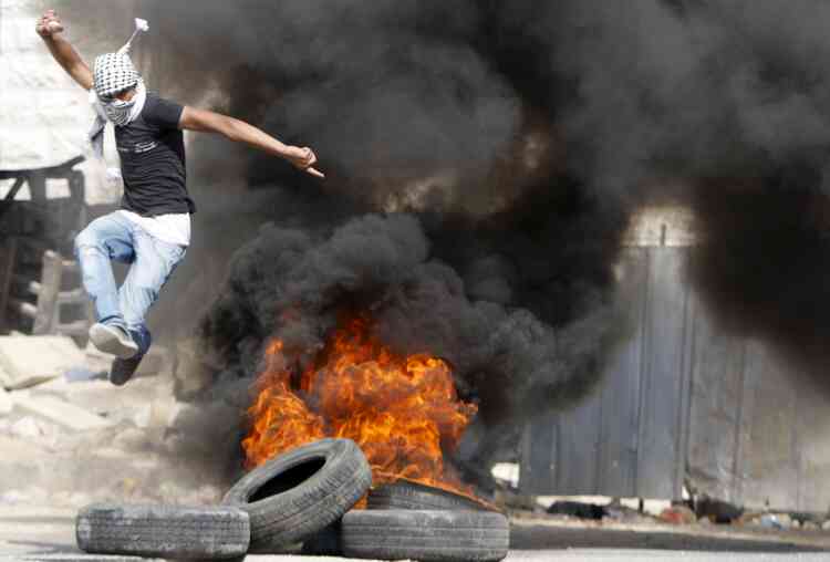Les manifestations ont vite dégénéré à Hebron, où les tensions sont les plus vives avec les colons israéliens.