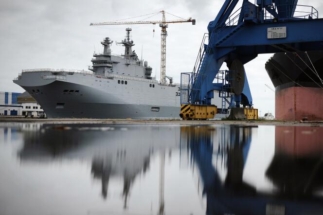 Le « Vladivostok », l'un des deux navires de la classe Mistral initialement prévus pour la Russie, à quai, à Saint-Nazaire, le 9 mai 2014.