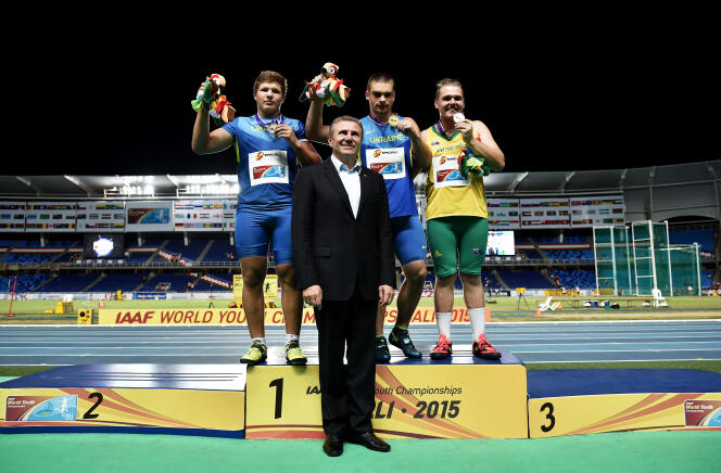 Bubka remet des médailles lors des championnats du monde de la jeunesse à Cali en Colombie le 17 juillet 2015.