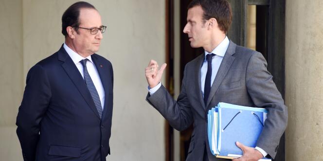 Le président François Hollande et Emmanuel Macron, ministre de l'économie, sur le perron de l'Elysée.