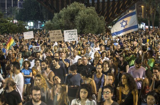 Manifestation à Tel-Aviv pour dénoncer l'impunité dont jouissent les extrémistes religieux. Deux attaques ont secoué l'opinion publique : celle contre une famille de Cisjordanie, au cours de laquelle un bébé a péri, et celle contre la Gay Pride de Jérusalem,  qui a entraîné la mort d'une adolescente.