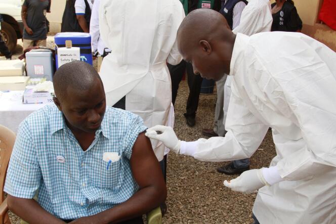 Injection d'un vaccin contre Ebola en Guinée, en mars 2015.