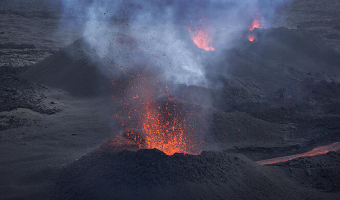 The eruptions of the Reunion volcano are described as effusive or of the Hawaiian type.