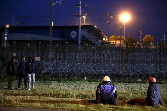 Des migrants près du site d'Eurotunnel, à Calais, le 2 août.