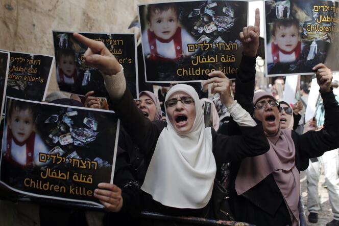 Manifestation à Jérusalem aux abords de la mosquée Al-Aqsa, dimanche 2 août pour dénoncer l'impunité des auteurs de l'incendie qui a provoqué la mort, vendredi, d'un bébé palestinien près de Naplouse.
