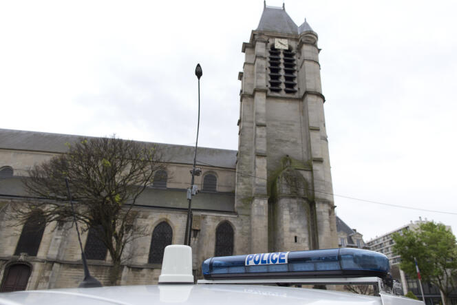 Devant l'église Saint-Cyr-Sainte-Julitte, à Villejuif (Val-de-Marne), le 26 avril, une semaine après l'attentat raté de Sid Ahmed Ghlam.