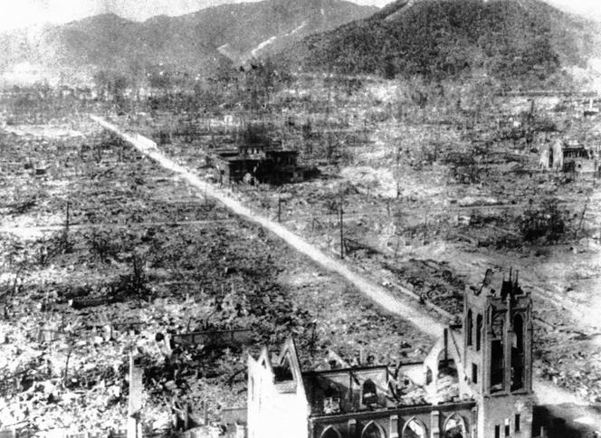 Les restes d'Hiroshima, le 5 septembre 1945, près d'un mois après l'explosion de la bombe atomique américaine.