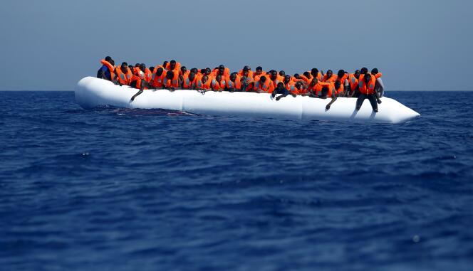 Des migrants attendent d'être pris en charge par l'ONG MOAS (Migrant Offshore Aid Statio, lundi 3 août, au large des côtes libyennes.