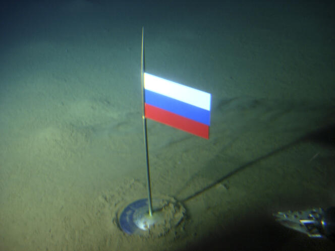 En août 2007, la Russie avait planté son drapeau en titane à 4 200 mètres de profondeur, sous le pôle Nord.
