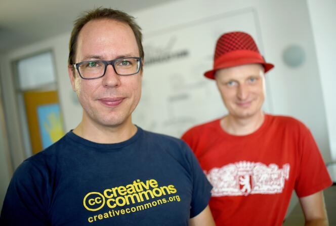 Le fondateur de Netzpolitik org, Markus Beckedahl (à gauche), et l'un des contributeurs du site, Andre Meister, le 4 août.