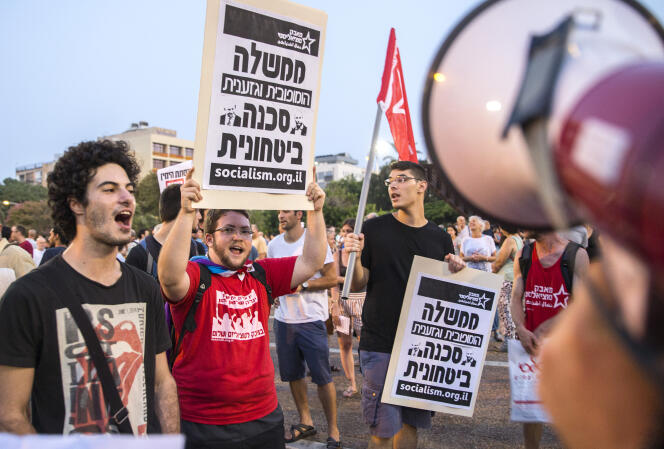 Des Israéliens manifestent, le 2 août à Tel-Aviv, après la mort d'un bébé palestinien.