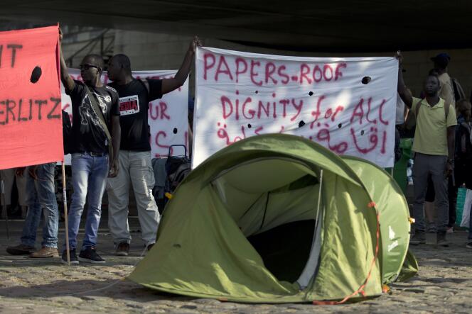 Manifestation de migrants quai d'Austerlitz, à Paris, le 5 août.