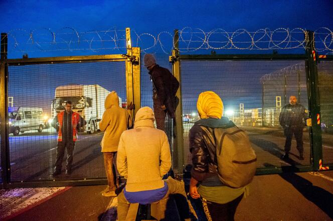 Des migrants devant l'entrée du site d'Eurotunnel, à Coquelles, près de Calais le 29 juillet 2015.