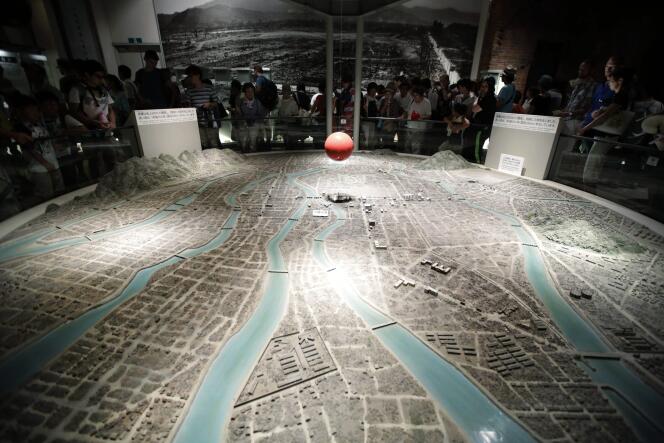 Au mémorial d'Hiroshima. La boule rouge sur la maquette de la ville d'Hiroshima indique l'épicentre du bombardement le 6 Aout 1945.