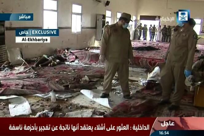 Image tirée de la chaîne de télévision d'Etat El-Ikhbariya diffusant, le 6 août 2015, les images des forces de sécurité saoudiennes en train d'inspecter le lieu de l'attaque perpétrée dans une mosquée, située au sein du quartier général des forces spéciales saoudiennes, à Abha.