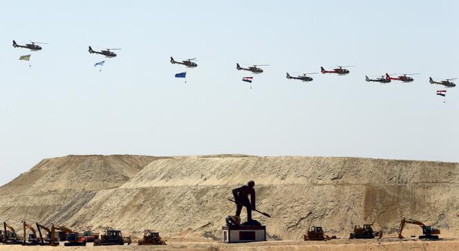 Défilé d'hélicoptères durant la cérémonie d’inauguration de l’extension du canal de Suez, jeudi 6 août, à Ismaïlia.