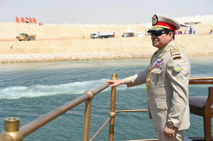 Abdel Fattah al-Sisi à bord d'un bateau navigant sur la nouvelle voie d'eau du canal de Suez le 6 août 2015.