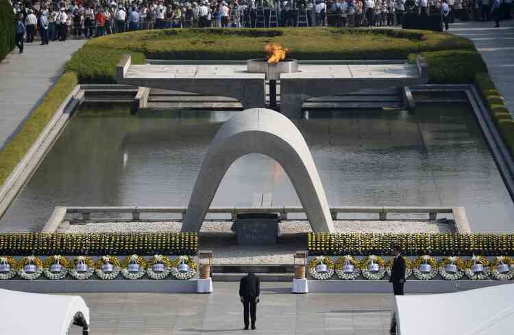 Le premier ministre japonais, Shinzo Abe, devant le cénotaphe érigé dans le parc mémorial de la paix.