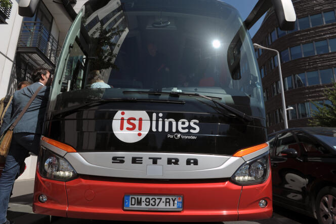 Un bus Isilines du groupe Transdev à Issy-les-Moulineaux en 2015.