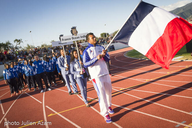 Samedi 1er août,  à Saint-Paul (La Réunion), lors de la cérémonie d'ouverture des Jeux des îles de l'océan Indien, tous les athlètes de Mayotte ont défilé derrière un porte-drapeau réunionnais aux couleurs bleu-blanc-rouge.