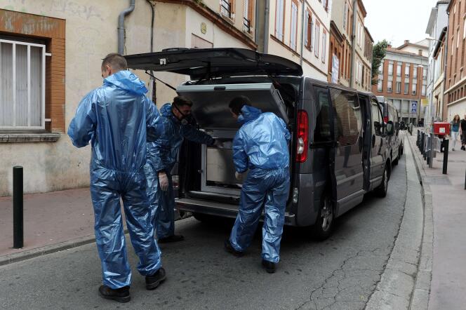 Des médecins légistes embarquent la malle renfermant les restes de la victime, mardi 4 août, à Toulouse.