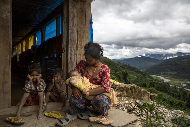 Bimala Majhi, 21 ans, était enceinte de neuf mois lors du tremblement de terre. Sa maison fut détruite et son mari, qui travaillait à l'autre bout du pays, ne put rentrer à temps pour l'accouchement.