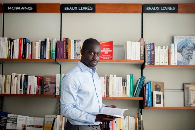 L'écrivain et universitaire Felwin Sarr, à la librairie Athéna de Dakar.
