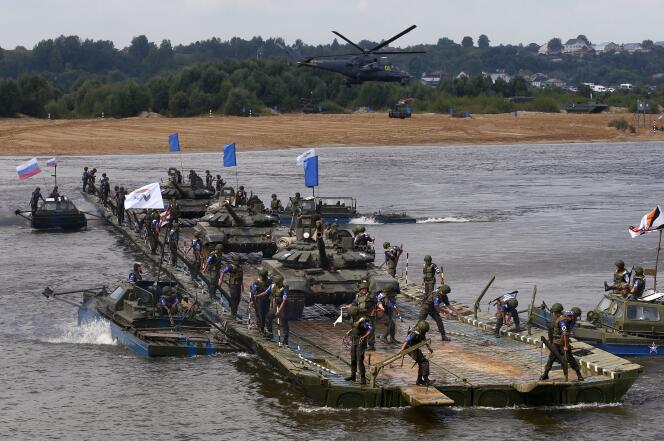 Epreuve du franchissement d’un cours d’eau par des chars russes lors des Jeux militaires internationaux en août 2015, à Mourom, en Russie.