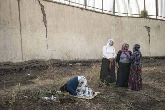 Des familles kurdes se rassemblent à la frontière Turquie-Irak, à Silopi, afin de récupérer les corps de treize hommes tombés au combat face à l'Etat islamique en juillet.