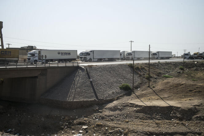 Des camions de marchandises, à Silopi, le 2 août.
