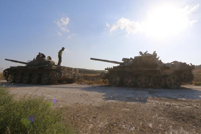 Des groupes islamistes ayant pris le contrôle de tanks de l'armée syrienne.