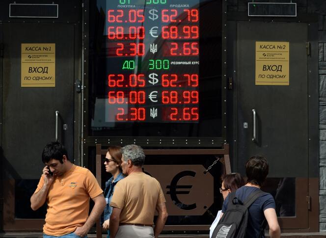 Tableau de devise à Moscou le 3 août. Sur les douze derniers mois, le rouble s’est déprécié de 43 % face au dollar.